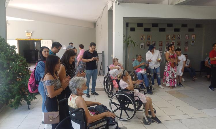 Estudiantes de Derecho comparten con internos de asilo en Tegucigalpa