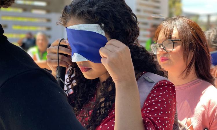 Estudiantes se “ponen en los zapatos” de personas con discapacidad visual