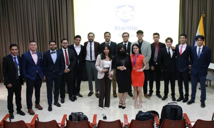 Estudiantes presentan innovadoras ideas de negocios con aplicaciones móviles