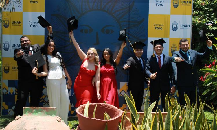 UNAH extiende título a 36 nuevos profesionales en Olanchito y Tocoa