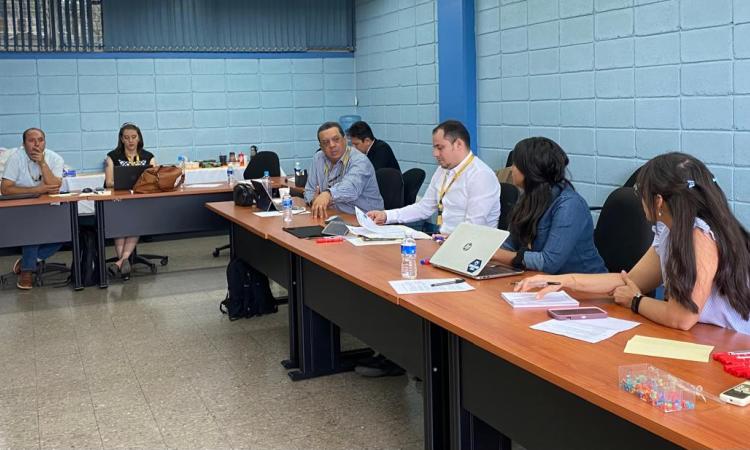 Carrera de Informática Administrativa y VRI trabajan en plataforma para la toma de decisiones estratégicas en la UNAH