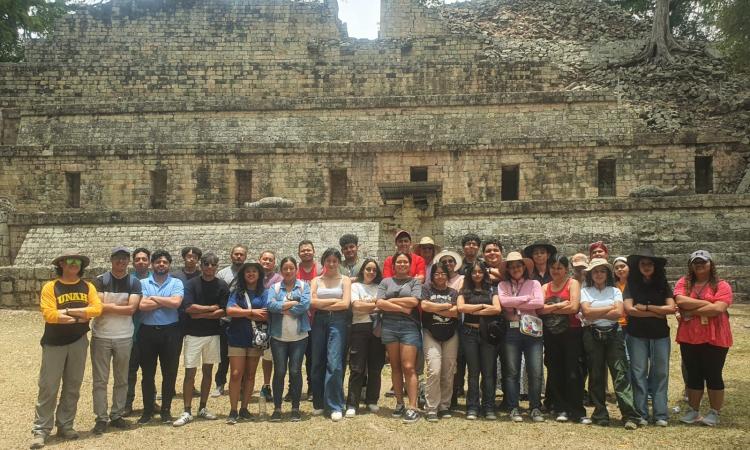 Estudiantes realizan investigación histórica en Copán Ruinas