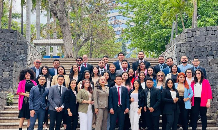 Egresados de Periodismo realizan examen del Himno Nacional y se preparan para graduarse en septiembre