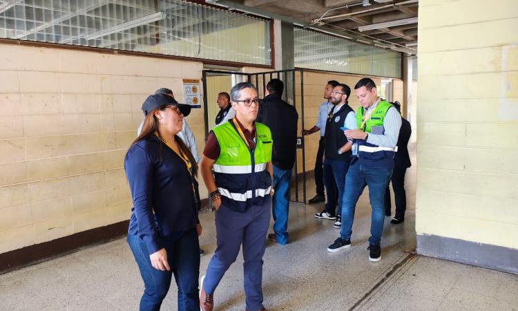 Autoridades universitarias recorren campus para conocer situación de los edificios e implementar mejoras