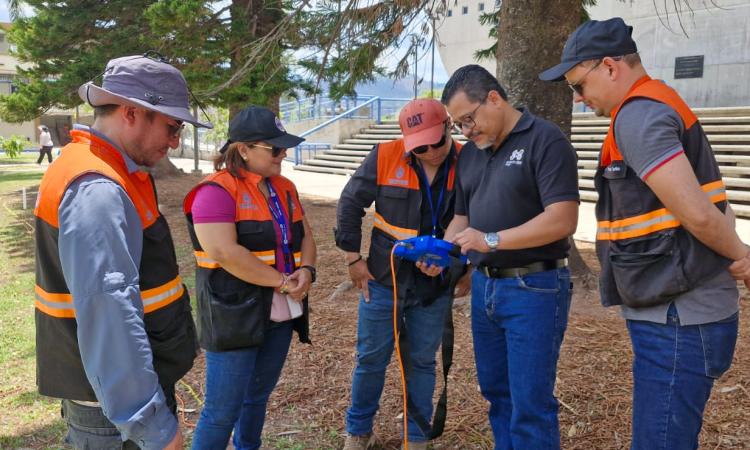 Ihcit-UNAH capacita a especialistas de Copeco en el uso de equipo para identificar agua subterránea