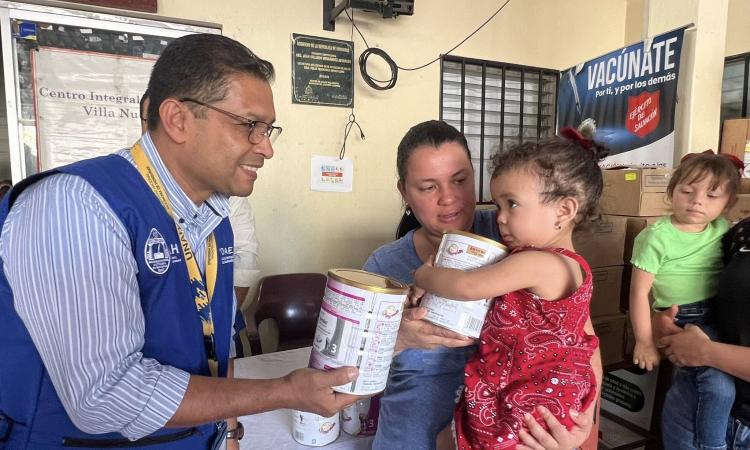 VOAE dona 1,000 latas de leche en polvo al Centro Integral de Salud – Villanueva