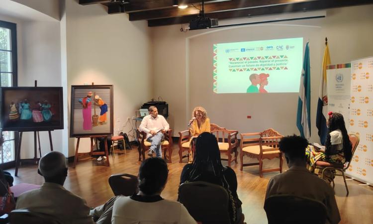 Realizan conversatorio Arte, Memoria y Justicia en el Paraninfo Universitario
