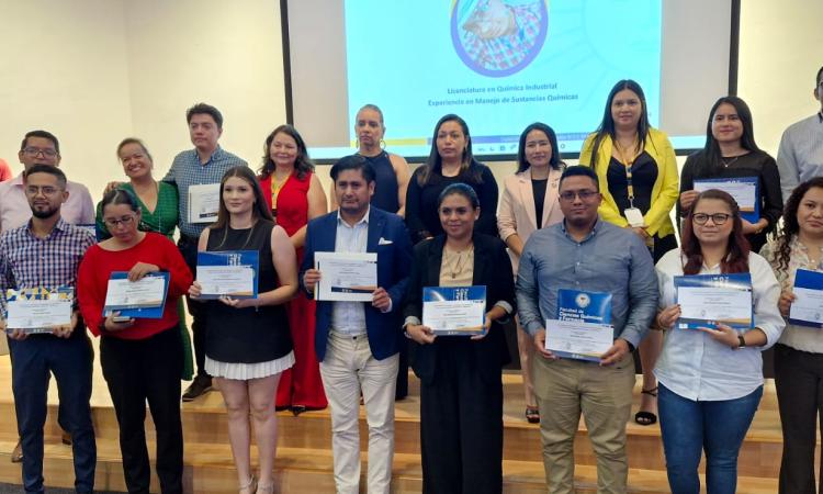 Facultad de Ciencias Químicas y Farmacia gradúa a 48 profesionales de dos diplomados 