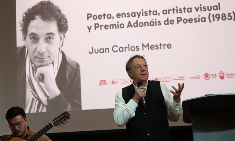 El poeta español Juan Carlos Mestre deleita a estudiantes con su obra
