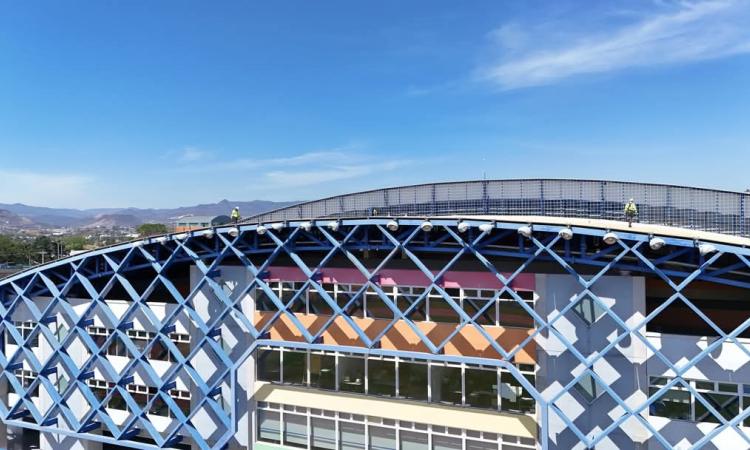 UNAH acelera mantenimiento en techo del Palacio Universitario de los Deportes de cara a los Juduca