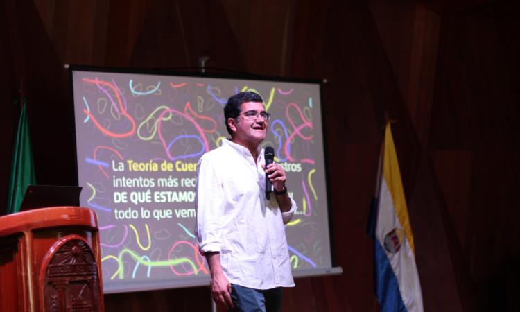 Destacado investigador mexicano imparte conferencia sobre teoría de cuerdas