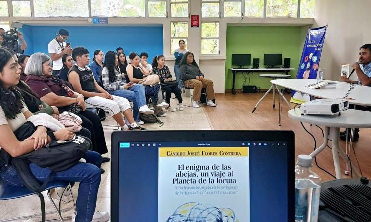 Docente de UNAH Campus Choluteca presenta libro "El enigma de las abejas, un viaje al planeta de la locura" 