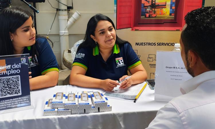 FCEAC realiza feria de empleo para sus egresados