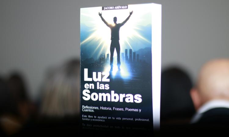 Egresado de la UNAH presenta su libro "Luz en las sombras"