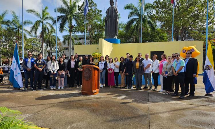 UNAH rinde homenaje a su fundador y reconoce a los estudiantes con los mejores promedios