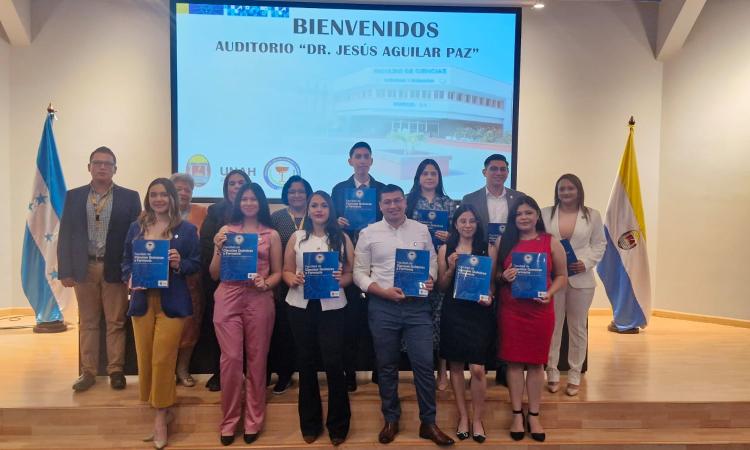 Más de 10 graduandos de Química y Farmacia realizan juramentación de ejercicio de la profesión