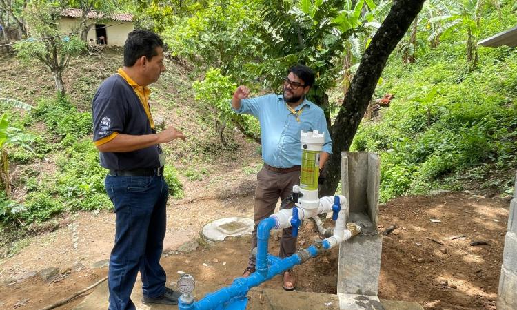 UNAH Campus Choluteca y organizaciones aliadas dotan de agua y luz a Plan del Jocote