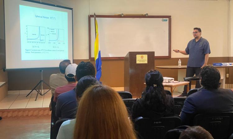 UNAH desarrolla coloquio sobre microestructura y termodinámica geométrica de agujeros negros