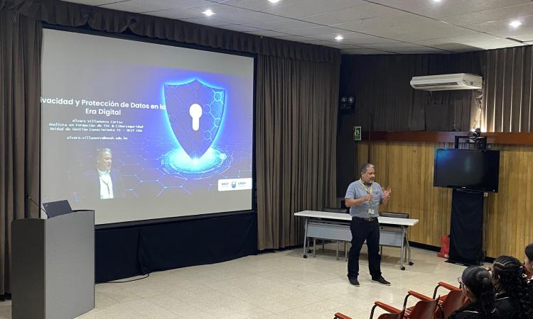 Estudiantes del último año del Intae reciben charla sobre la ciberseguridad