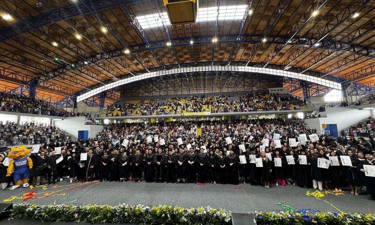 Con sacrificio y excelencia, 961 nuevos profesionales se graduaron de la UNAH
