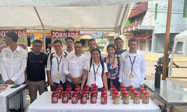 UNAH Campus Yoro realiza Feria de Productos 