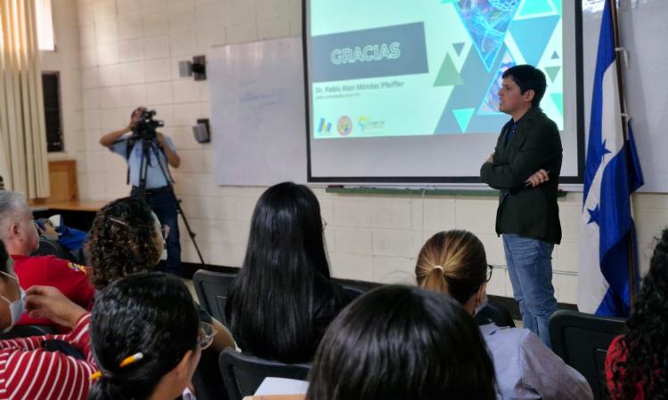 Investigador de México expone en la UNAH sobre el uso de bionanotecnología en salud 