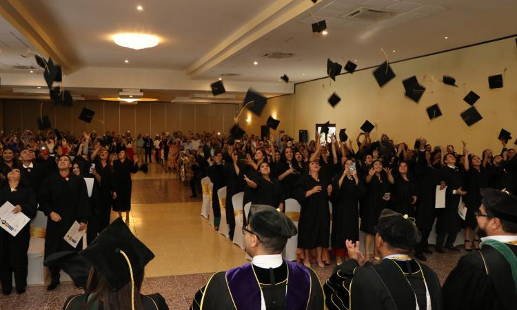 Historias de sacrificio y superación marcan la graduación en UNAH Choluteca