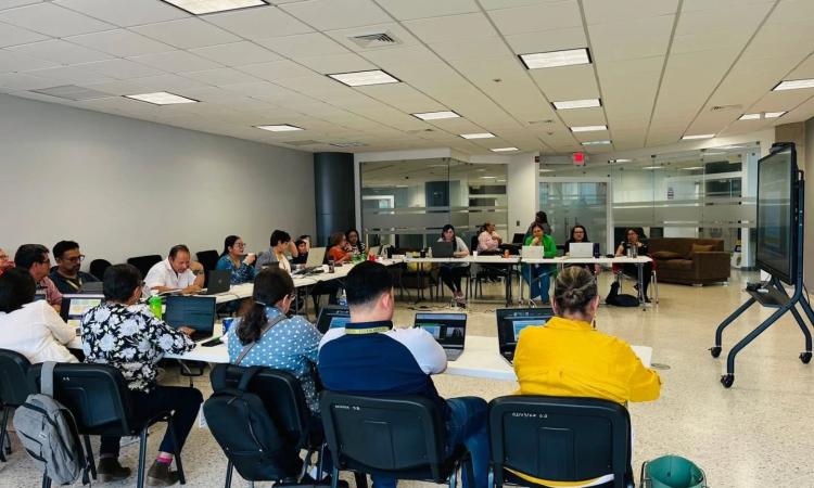 Funcionarios de la UNAH participan en el taller Diseñar el cambio del Certificado en EDS