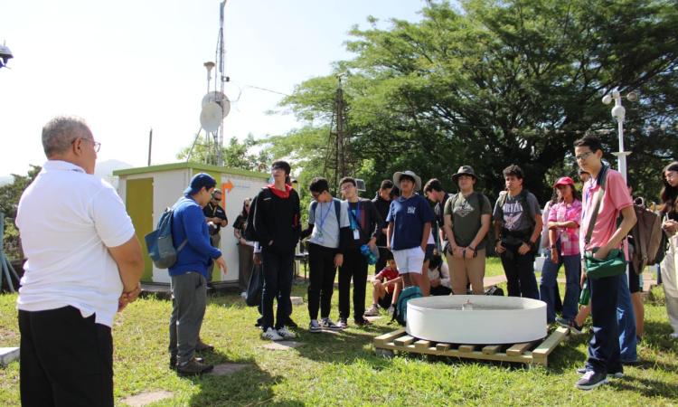 Los jóvenes de la Escuela de Verano visitan la Estación Meteorológica “Nabil Kawas” de la UNAH