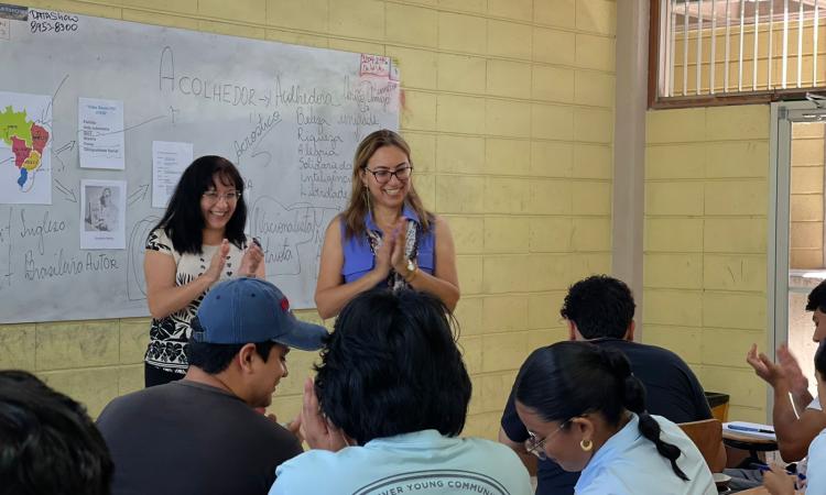 Estudiantes de la clase de Portugués reciben taller sobre la literatura brasileña