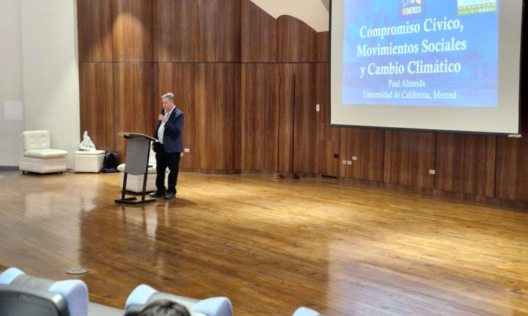 Profesor de EE. UU. expone sobre movimientos sociales y cambio climático