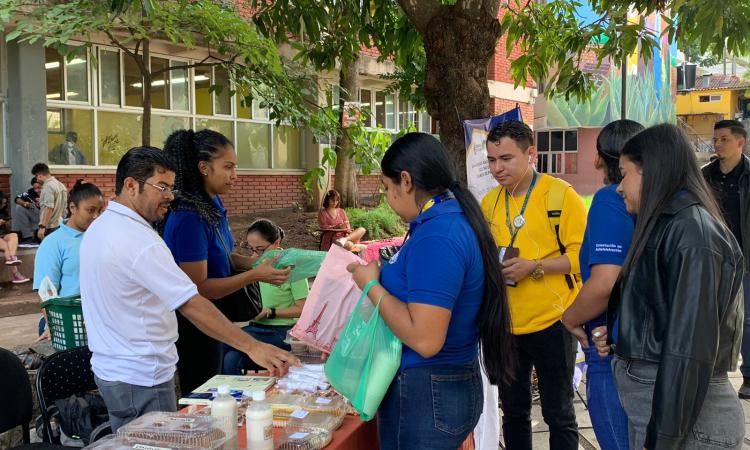 Estudiantes de Pedagogía de la UNAH apoyan a niños con capacidades especiales