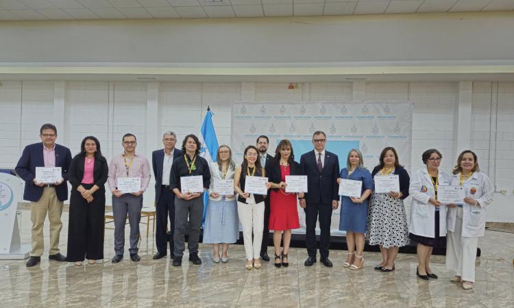 Cancillería otorga reconocimiento a docentes de la UNAH por su labor con la diáspora hondureña
