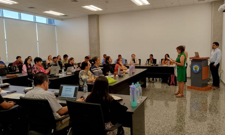 Experto internacional imparte taller de redacción de ítems en áreas disciplinares de la PHUMA