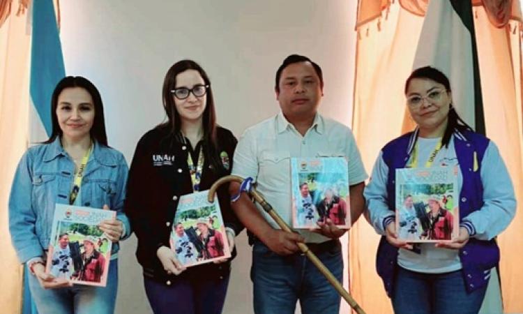 UNAH Campus Comayagua entrega revista UNAH-Sociedad a alcalde de Yamaranguila, Intibucá