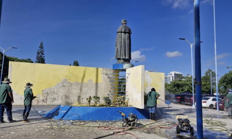 Realizan trabajos de remodelación en la Plaza Padre Trino