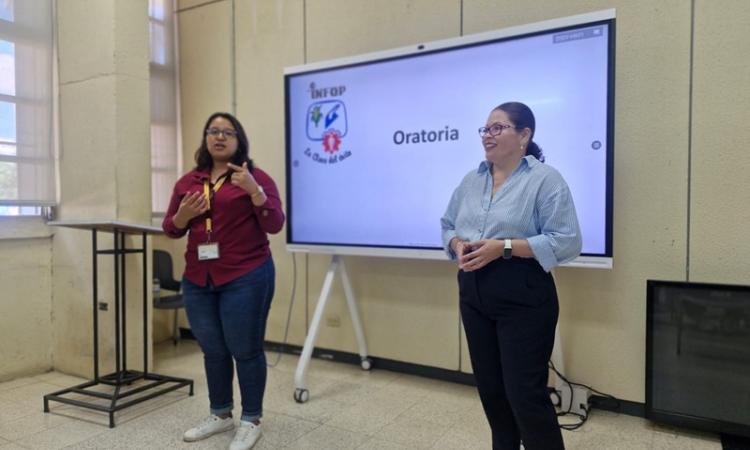 Capacitan a personal administrativo sobre oratoria 