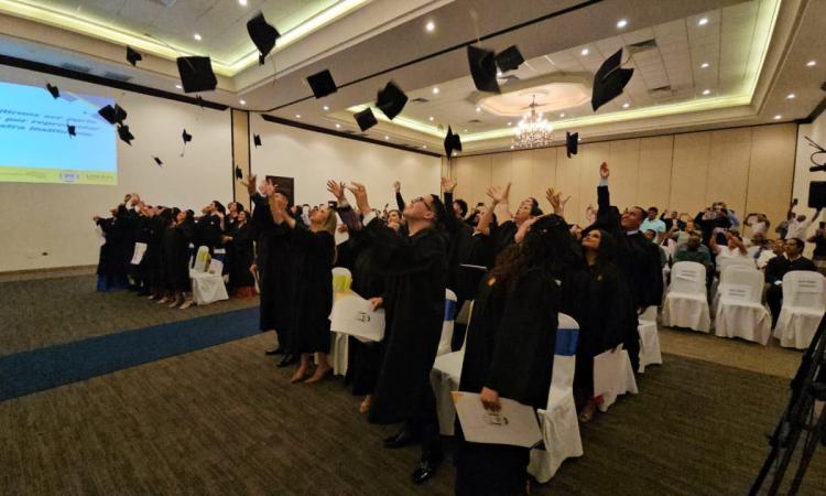 ITST gradúa a 35 nuevos profesionales universitarios
