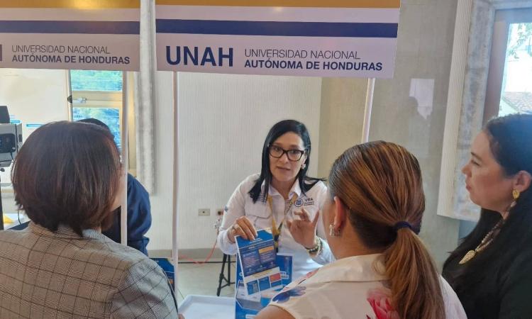 UNAH participa en Educa Digital 2025 formando sinergia en la innovación tecnológica para hondureños en el extranjero