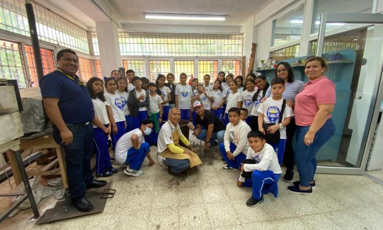 Escolares aprenden sobre reciclaje de aluminio en el Laboratorio de Metalurgia de la UNAH