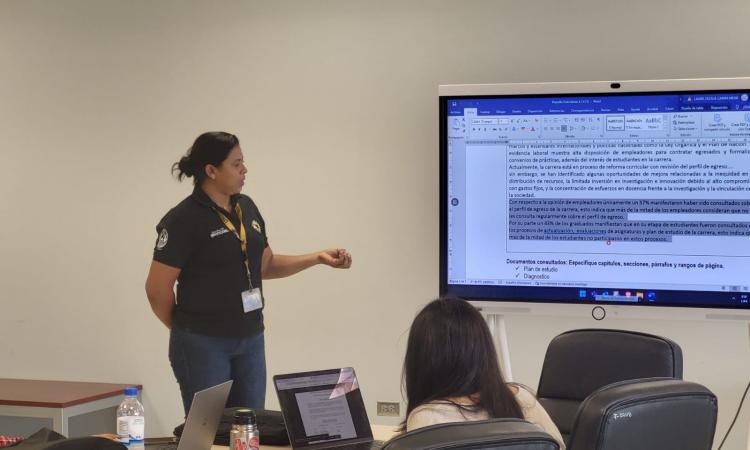 Docentes de Microbiología se capacitan como parte del proceso de autoevaluación con fines de acreditación