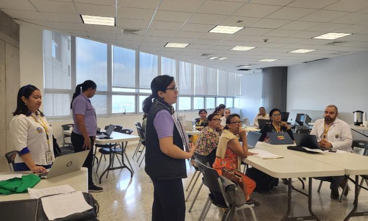 Docentes de la Carrera de Enfermería se capacitan como parte del proceso de autoevaluación con fines de acreditación