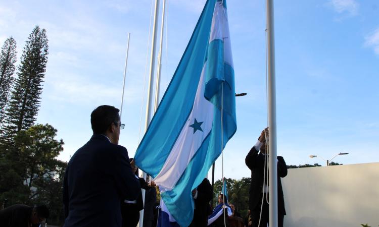 UNAH conmemora el Día de la Bandera Nacional e inicio de fiestas patrias