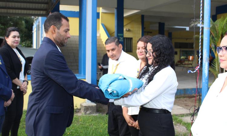 Campus de la UNAH celebran Día de la Bandera y dan inicio al mes de la patria 
