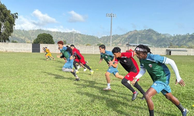 Investigadores de UNAH Campus El Paraíso realizan jornada científica con equipo Estrella Roja