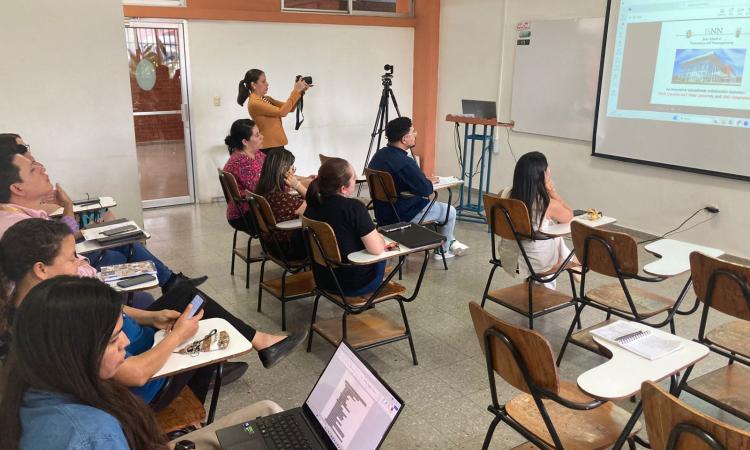 Química y Farmacia presenta líneas de investigación a experto de la Universidad Estatal de Agricultura, de Carolina del Norte