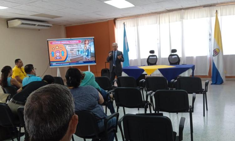 Personal de la UNAH Campus Atlántida se capacita sobre mentalidad positiva, productiva y competitiva