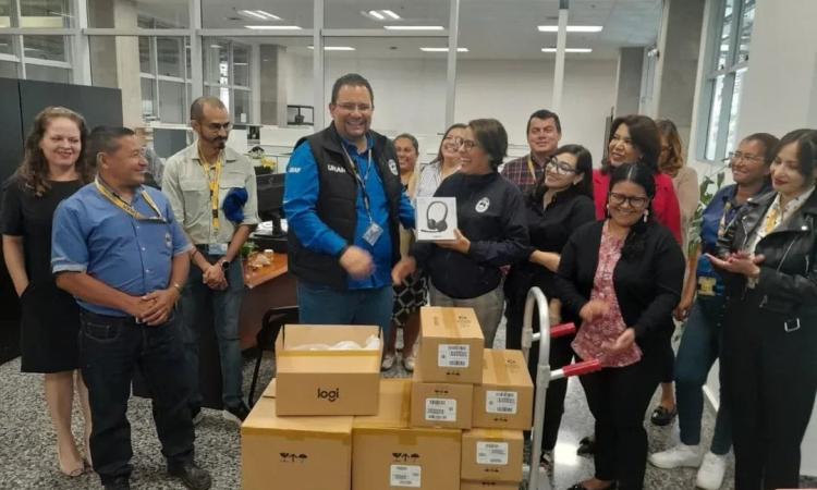 UNAH impulsa la educación virtual con entrega de 1,500 kits tecnológicos a docentes
