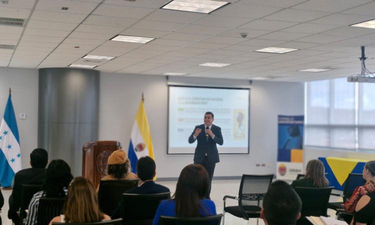 UNAH fortalece transparencia con formación sobre protección de datos personales