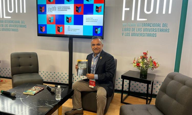 Doctor Coca Singh participó en la Feria Internacional del Libro de las Universitarias y los Universitarios (Filuni), en México